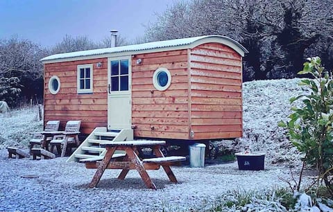 Private shepherd’s hut + log burner. Pets welcome.