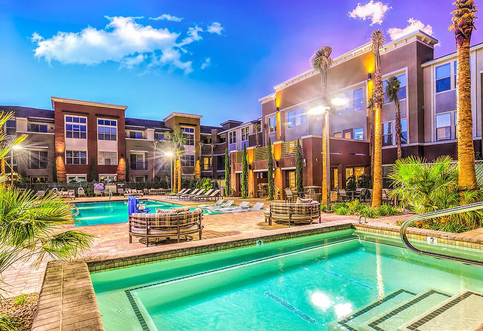 24 hr pool & jacuzzi with grills!