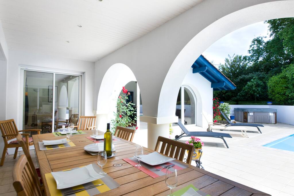 Un grand espace autour de la piscine permet de manger, se reposer, bronzer...