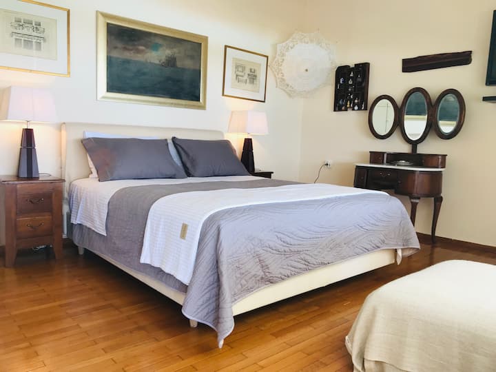 Главна спална соба 1 со приватна бања