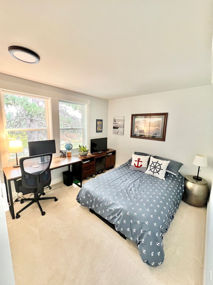 Cama tamaño queen/futón en la planta superior y espacio de oficina