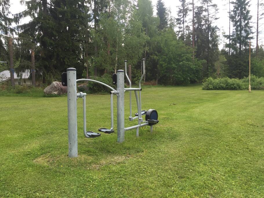Ulkona kuntoilu laitteita lisäksi kuntosali