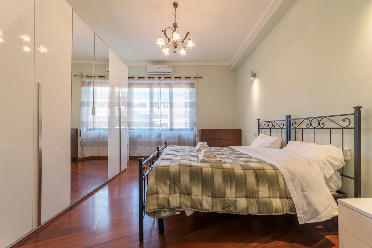 - חדר שינה זוגי (עד 3 מיטות)
- חדר זוגי (עד 3 מיטות)
- חדר שינה זוגי (עד 3 מיטות)