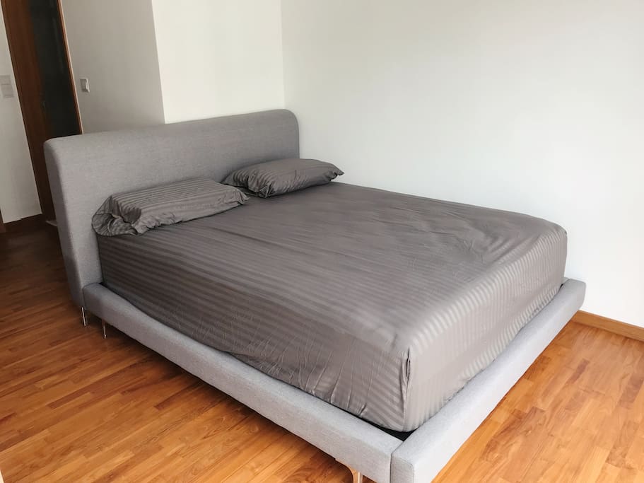 12 inch deep queen bed - individual pocketed spring with comfy pillow top - honestly better than any luxury hotel bed I've slept on!