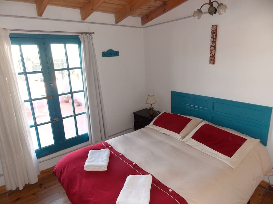 Habitación matrimonial en primer planta con acceso a terraza. Orientación al mar (a 150mts de la playa)