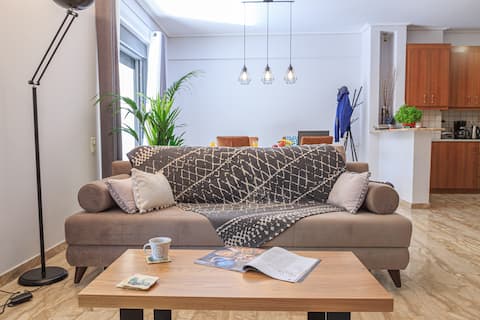 Top Airbnb: Acropolis spacious apartment next to Kallimarmaro in ΜΕΤΣ