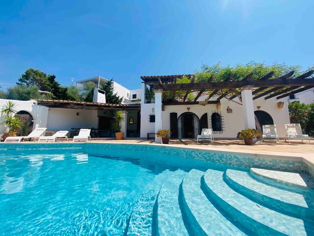 Superb villa, amazing view, ideal location gallery image 2