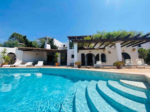 Villa with a view and privileged location (+studio)
