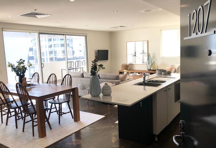 Huge 4-6 person apartment w carpark & gym gallery image 4
