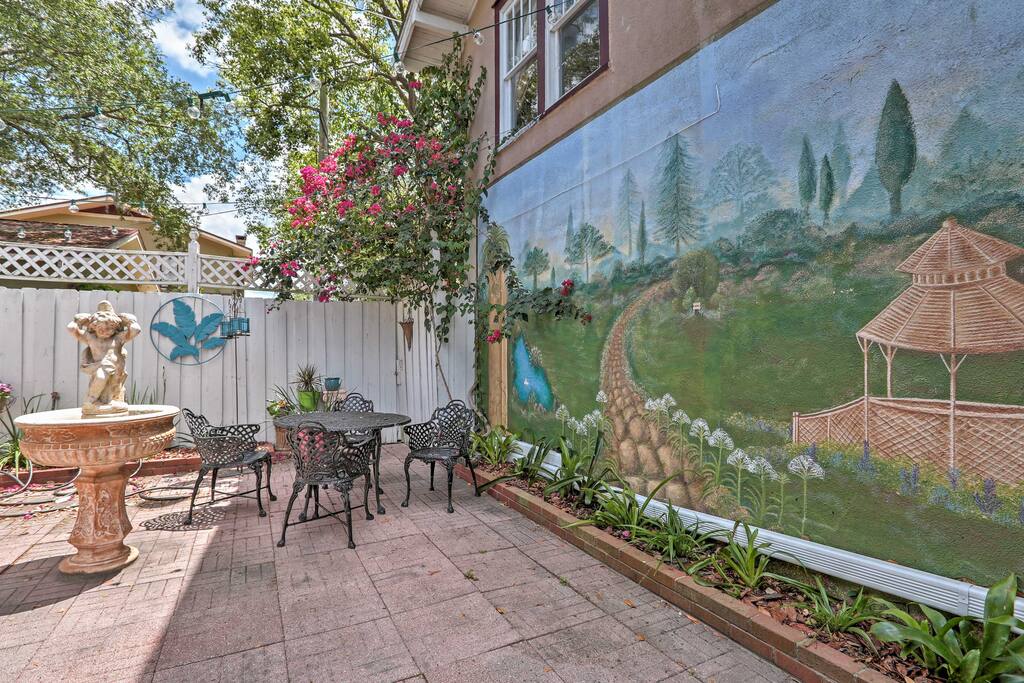 A Florida inspired mural highlights the outdoor patio.