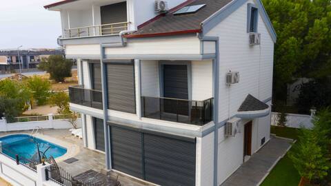 Luxury villa. English host. 5 minutes from beach!