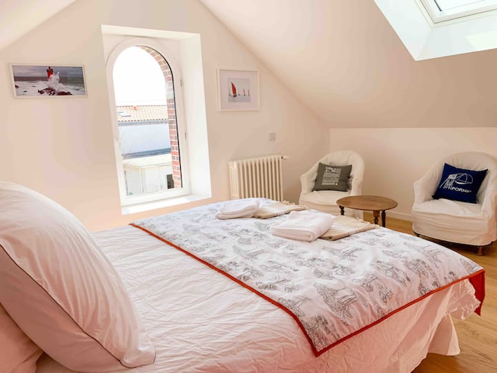 Suita kryesore me pamje të mrekullueshme të fshatit dhe detit. Shtroja Epeda me cilësi hoteli. HDTV.