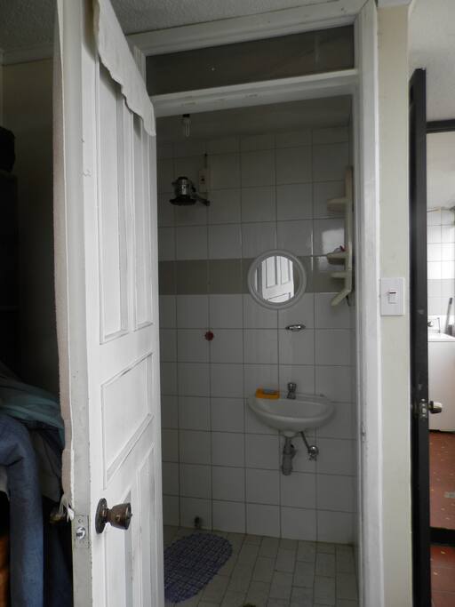 Baño Privado en la Habitación con Agua Caliente.