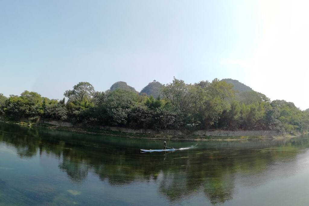 原点心墅闹中取静,门前就是清澈的漓江,可见美丽的宋朝建筑——花桥,对面就是桂林最大的公园——七星公园,站在楼顶还依稀可见千年古寺栖霞寺的楼宇······
蓝天下,这一方山水静谧的美让人沉醉······