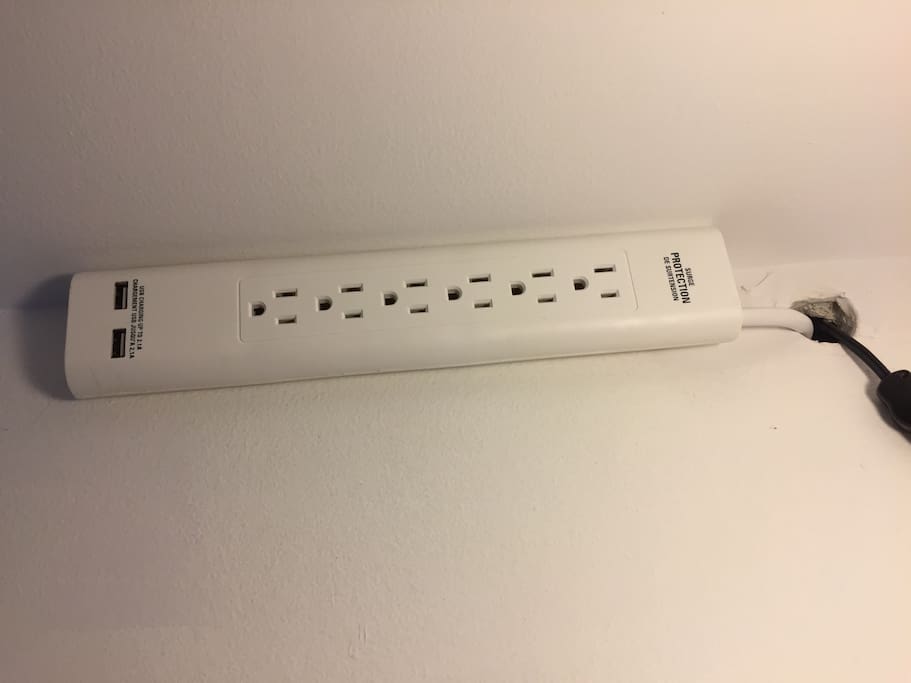 L'espace de travail avec multi-prises 110 volt et USB pour téléphone et tablette