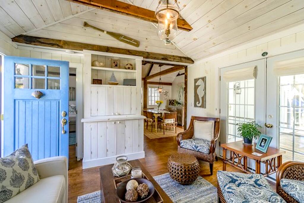 Living Room w Vaulted Ceilings