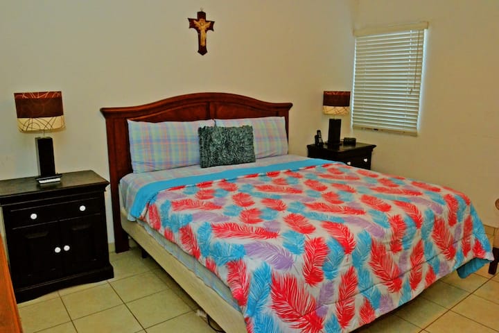 ห้องนอนหลักที่ชั้นล่างมีเตียงขนาดคิงไซส์ทีวีโทรศัพท์สมาร์ท Wi-Fi และห้องน้ำที่กว้างขวางและสะดวกสบายมาก