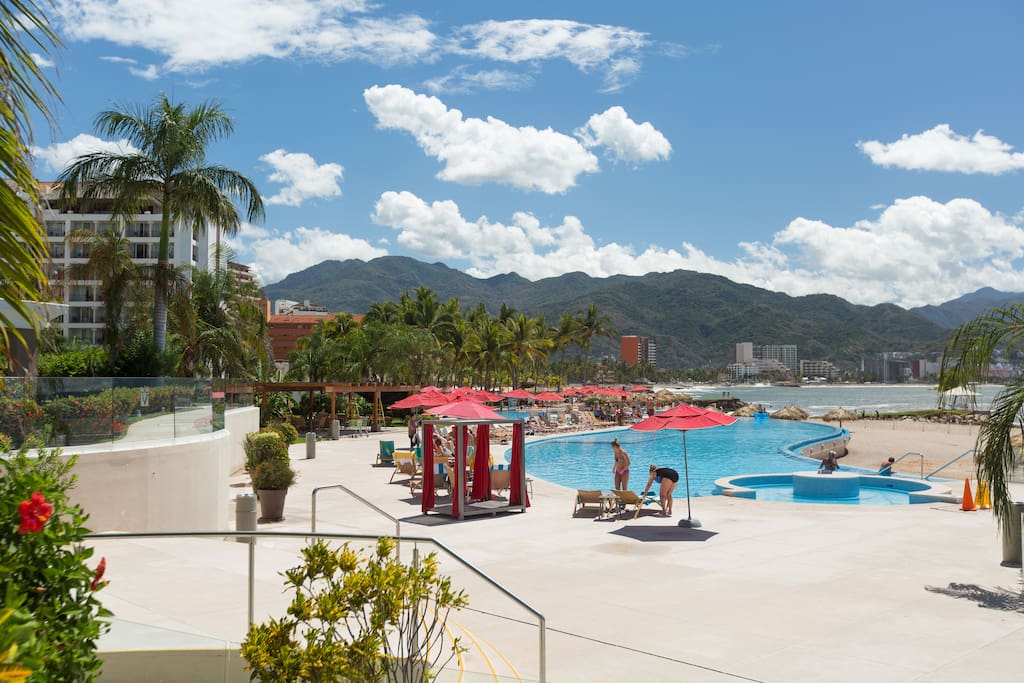 Gorgeous Pools, views all around