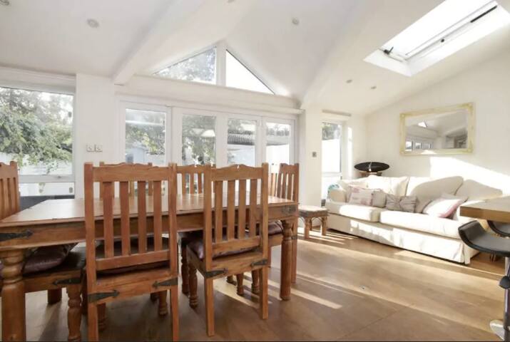 Beautiful home in Chiswick with car parking gallery image 4