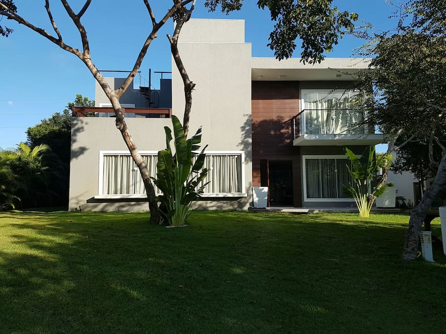 Casa alto padrão. Muito verde situada numa reserva de proteção ambiental em Itacimirim há 400 metros da melhor praia do litoral norte baiano.