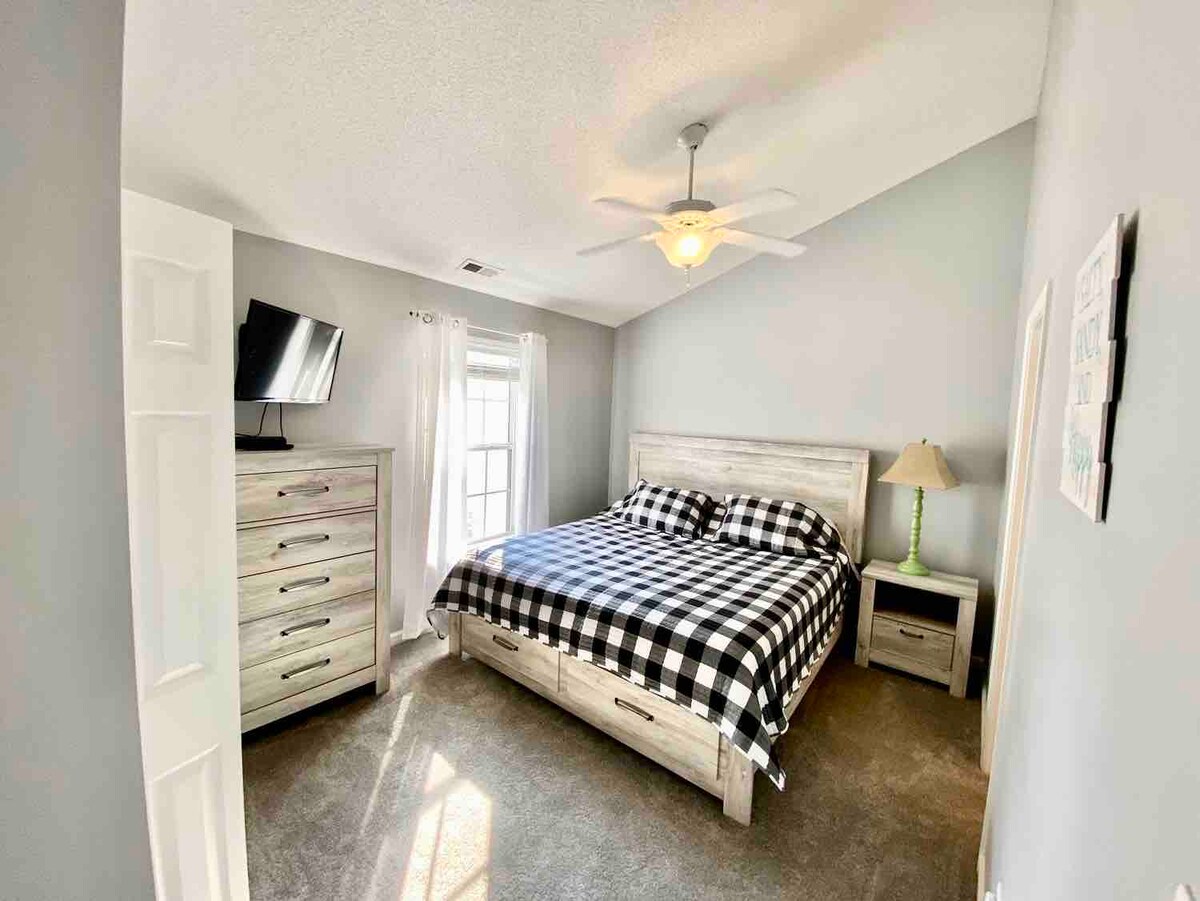 Cama tamaño king con TV y baño/ducha compartido "Jack & Jill".