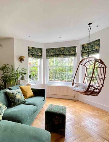 Brockley – Stylish, spacious family home + parking