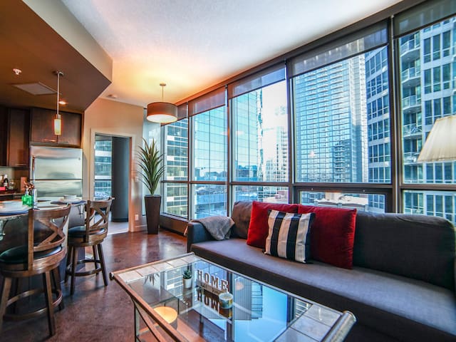 ❤Stylish DT Condo by Saddledome Pkg Gym & Hot Tub❤