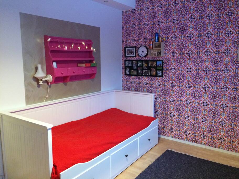 Private room with singlebed (or doublebed)