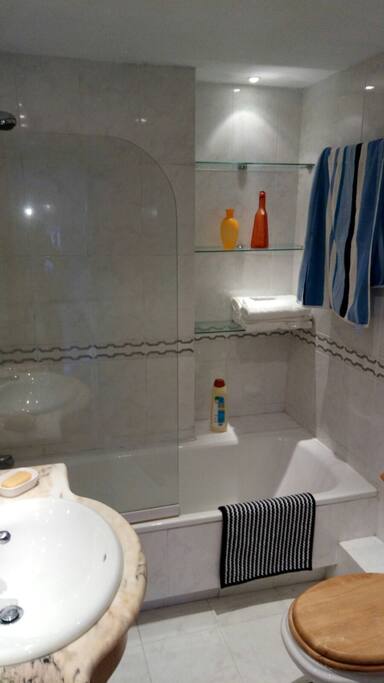 Baño con bañera.