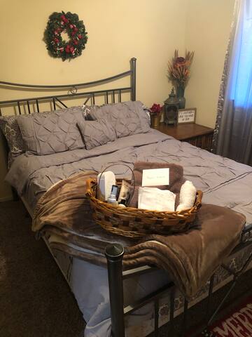 Gateway to Yosemite! Homey feeling.