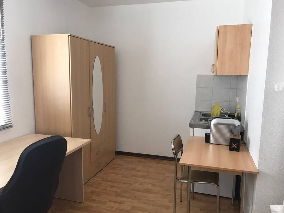 Arbeitsplatz mit Wifi und Küche