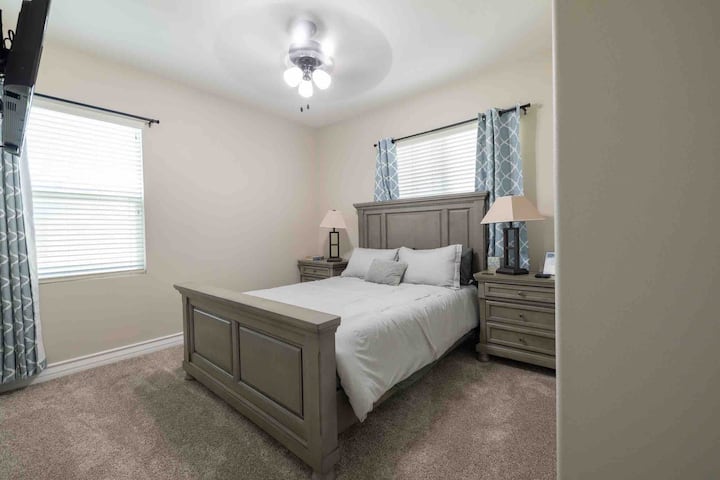 La camera 1, al piano di sotto, ha un letto queen-size e una smart TV da 50 pollici con canali via cavo gratuiti e Netflix.