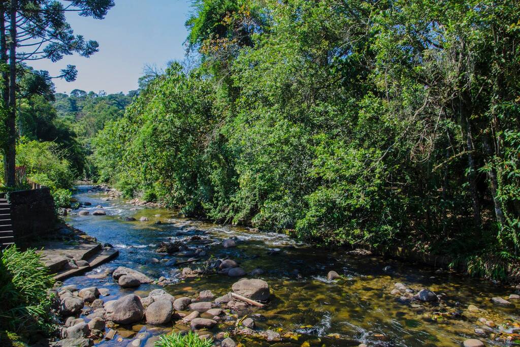 Rio que passa na casa