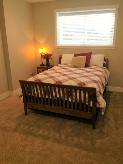 Super comfortable queen bed!