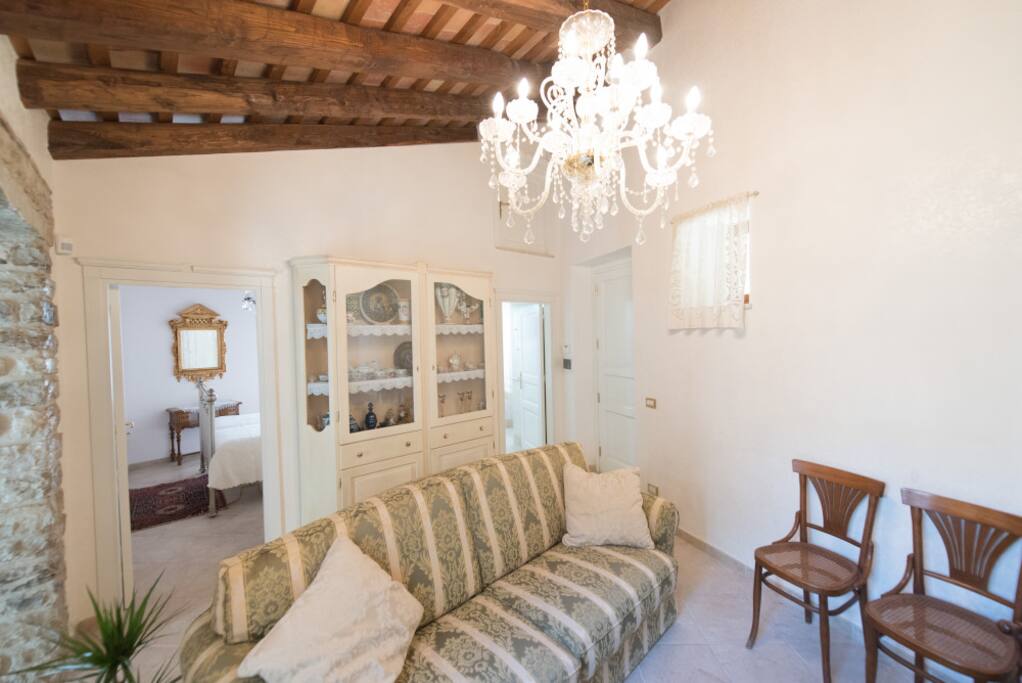 Nicolosi Vacanze : il nostro ingresso/salone spazioso e luminoso .