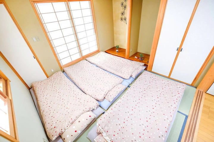 Habitación de estilo japonés de 2F. Interior limpio con un ambiente japonés.