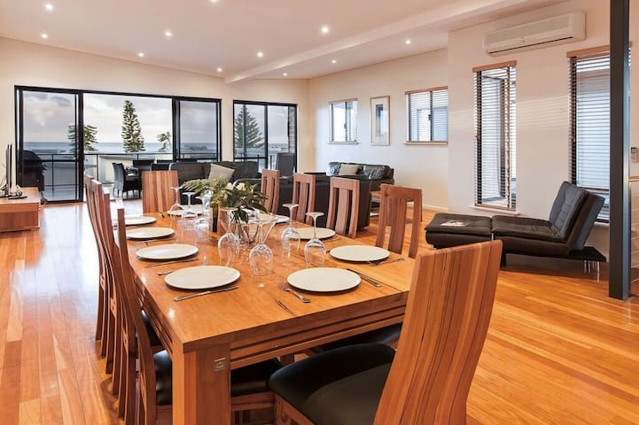 Ocean View Deluxe 4 Bedroom Apartment gallery image 4