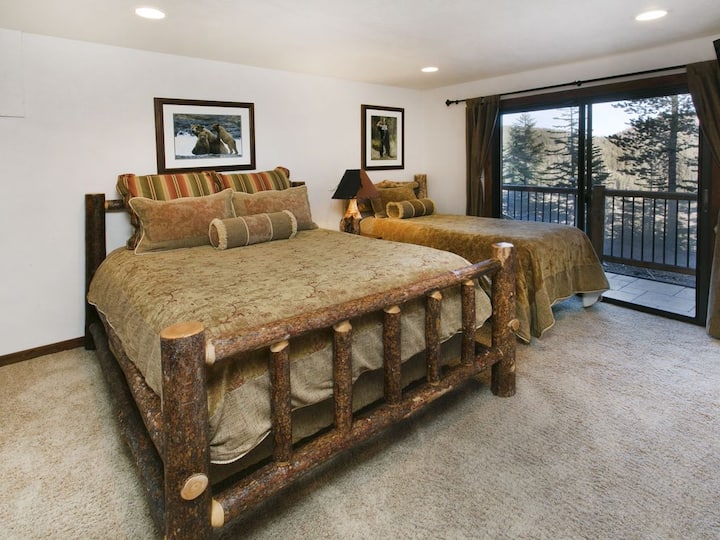 La deuxième chambre dispose à la fois d'un lit queen size et d'un lit jumeau, ainsi que d'un accès pratique à un patio privé.