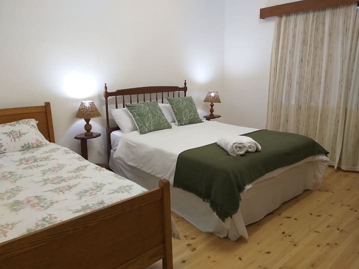 Una cama doble, una cama individual.