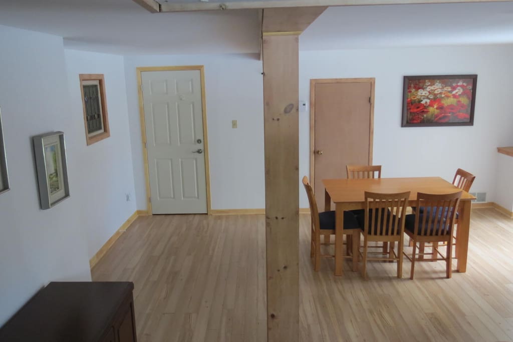 Un grand espace à vivre, des volumes généreux, une luminosité agréable et un parquet et décor bois bien canadiens. Large place to live with much light and beautiful wood floor.