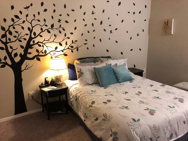 Pet lover's dream! Smart home. 15 min to DTR!