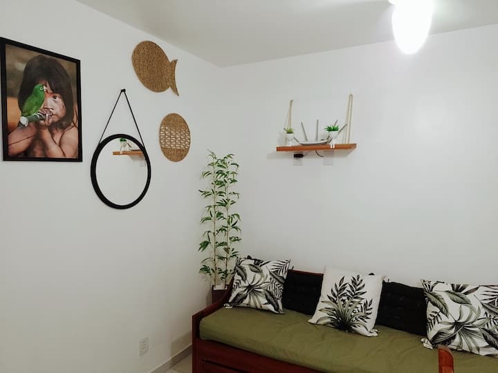 Un departamento con decoración botánica combinada con las artesanías indígenas de Pataxó te acerca a la cultura local. 