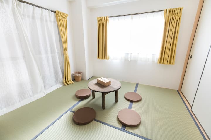 Chumba cha kulala cha mtindo wa Kijapani na mikeka ya tatami