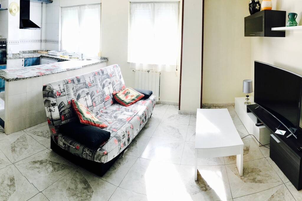 Sofá cama, Tv de 55". Cocina con placa de inducción y lavavajillas.