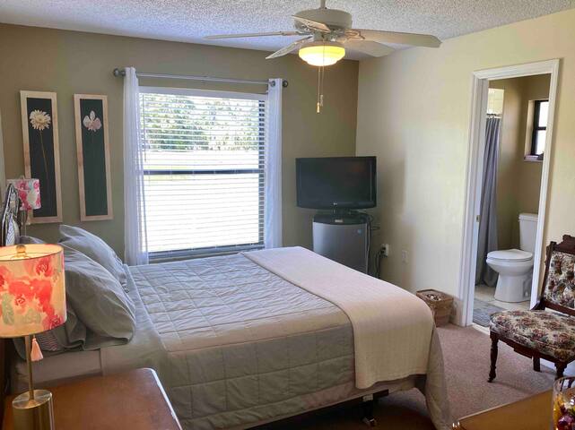 Happy & relaxing. 20minutes from parks and airport