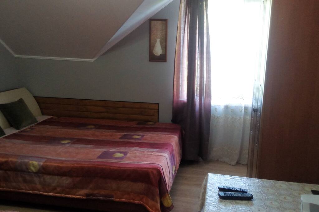 Двуспальная кровать в 3-х местном номере.