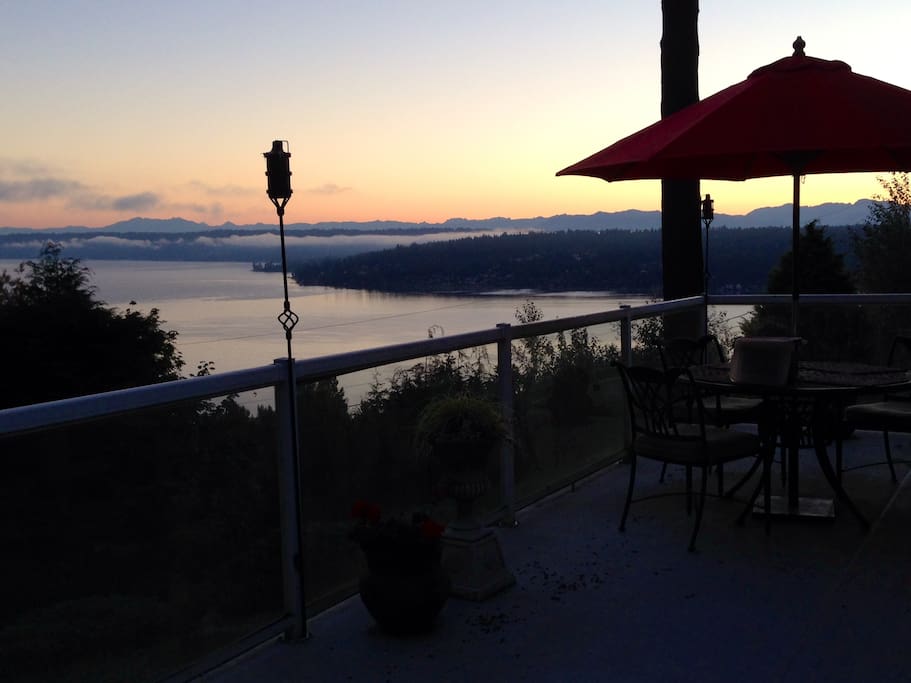 View of lake Sammamish and Cascade mountain at sunrise