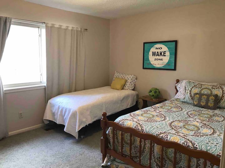 ห้องนอน 2 เตียงใหญ่ 1 หลังเตียงแฝด 1 หลัง 