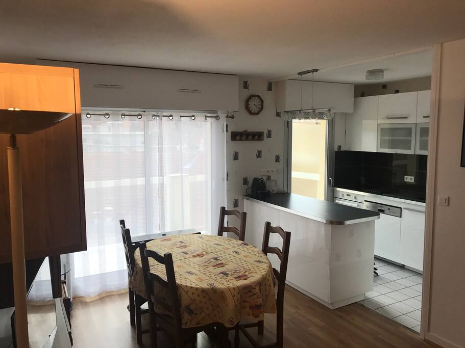 Salle à manger avec cuisine ouverte. Balcon disponible.