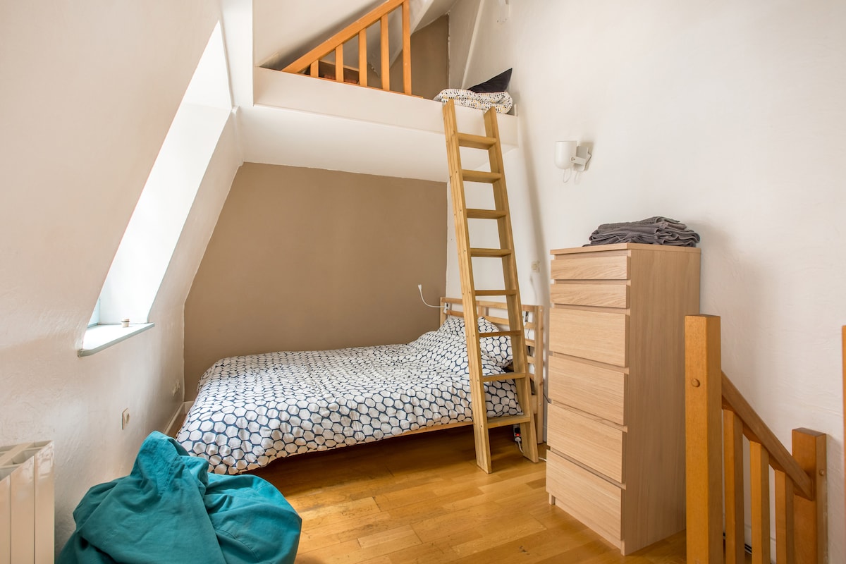 Cama doble de 140 cm y rincón de lectura en el altillo.